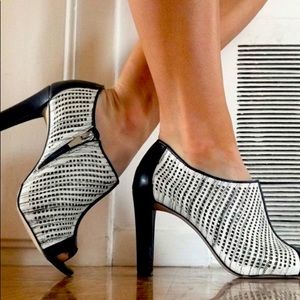 Calvin Klein Kallie Striation Heeled Ankle Boots size 6.5 open toe